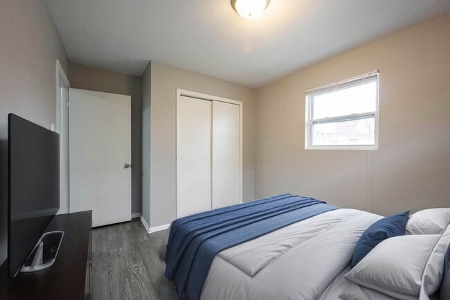 Building Photo - 823 Iowa St