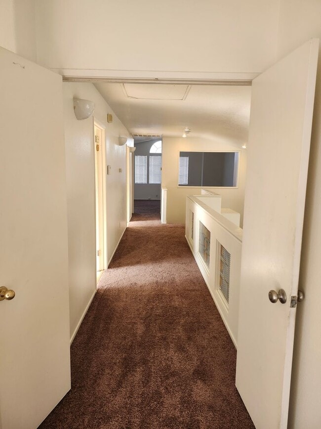 Building Photo - Spacious 4-Bedroom Home in a Prime Location