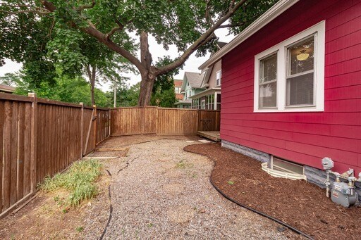 private backyard and deck - 54 Pascal St S