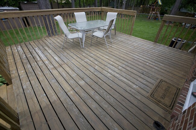 Large rear deck - 4800 Wilconna Road