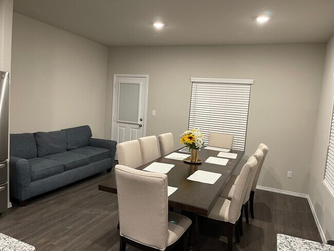 Building Photo - 5 Bedroom House in Cibolo