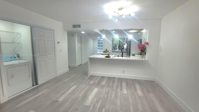 Building Photo - 428 Lakeview Dr