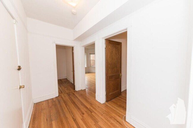 Building Photo - 4 bedroom in Chicago IL 60613