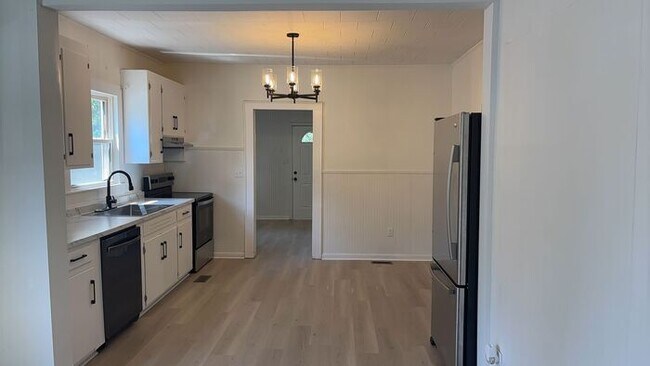 Building Photo - 3 Bedroom 1 Bathroom Renovated House with Fenced Yard