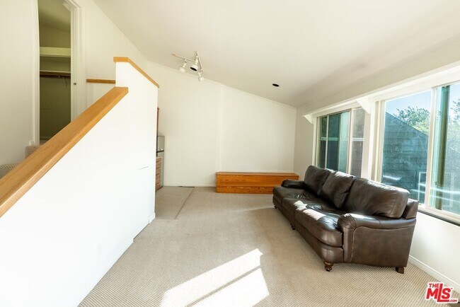 Building Photo - 21338 Colina Dr