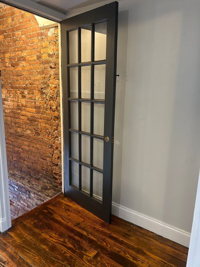 Building Photo - 519 E Mifflin St