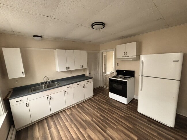 Building Photo - No more commute!  Walk to BIW and Downtown Bath – Renovated 3BR Apartment with Parking!