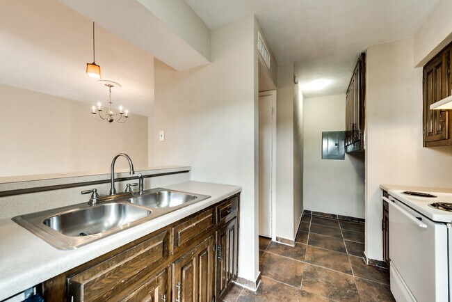 Building Photo - Adorable Townhome featuring 3 Bedrooms + Office In Prime Location