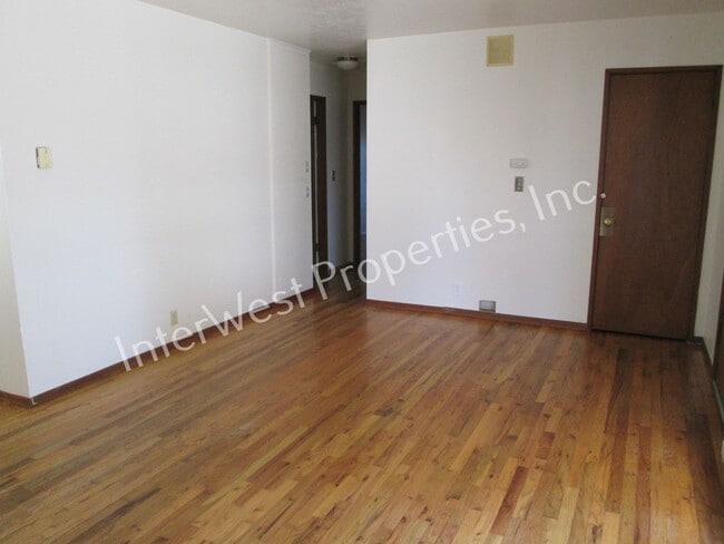 Building Photo - Montavilla Cutie! 2bd 1 ba home with Garag...
