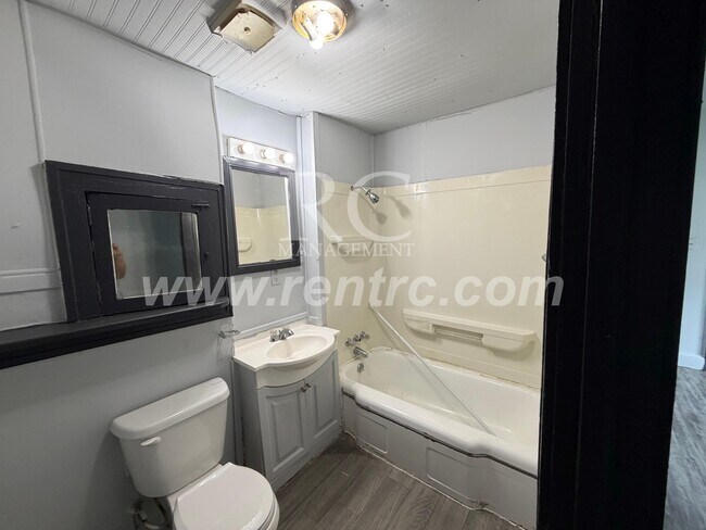 Building Photo - 327-2 Robinson-