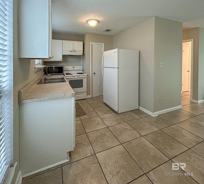 Building Photo - 6410 Schoel Ln