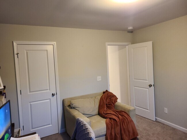 Building Photo - 3 Bed, 2.5 Bath home in Hampstead