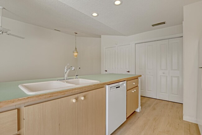 Building Photo - 1301 Sun Terrace Ct