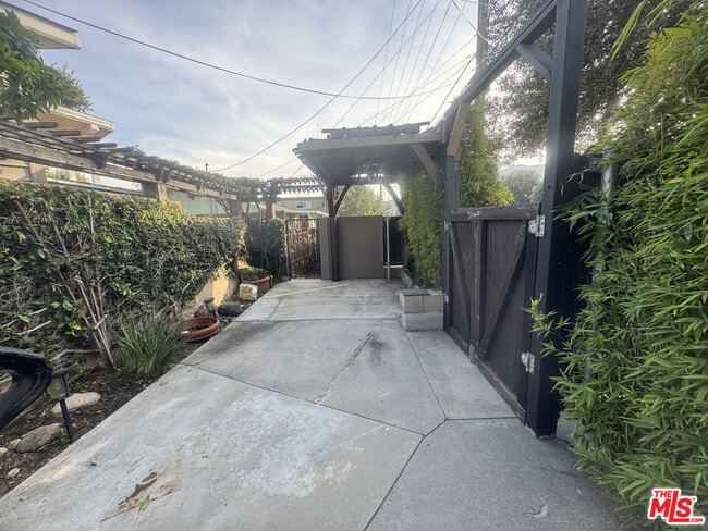 Building Photo - 3930 La Crescenta Ave