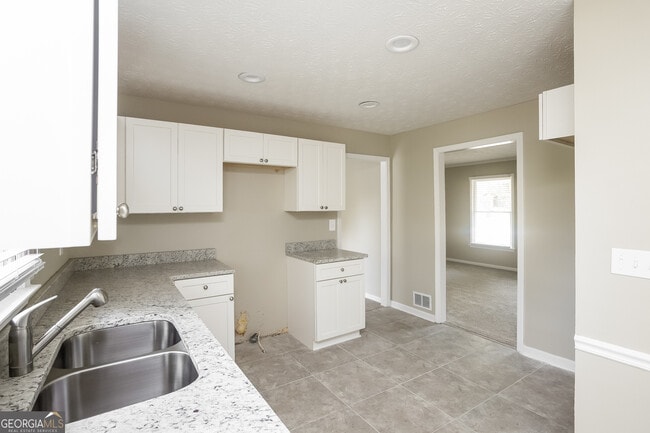 Building Photo - 680 N Kingsley Dr