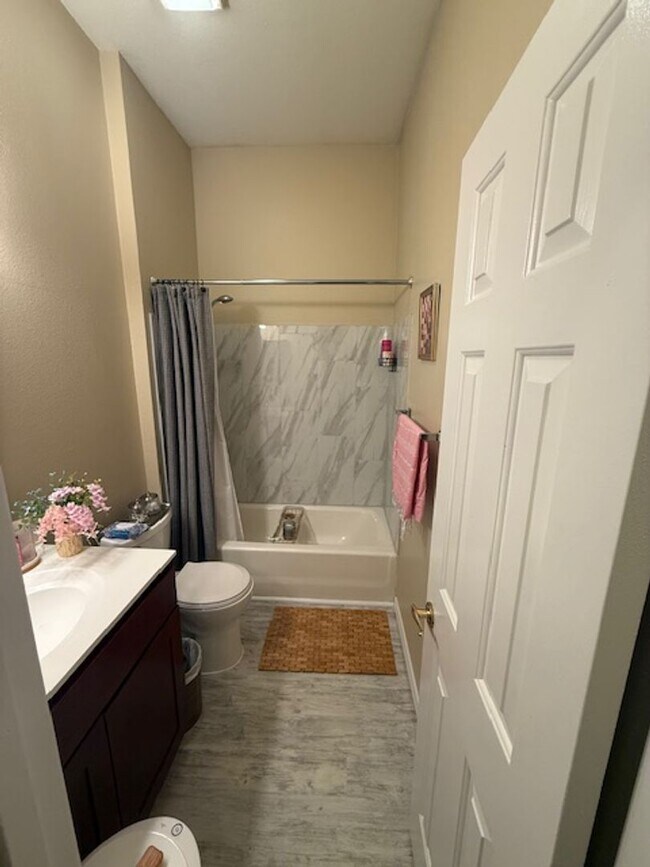 Building Photo - 608 Squire Ln