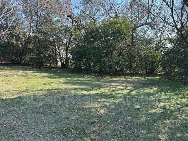 Building Photo - 3020 Jeanne Rd