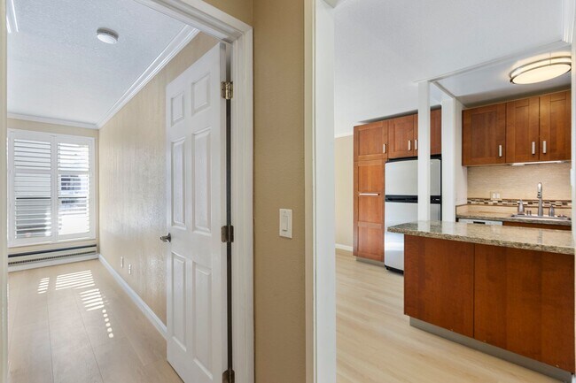 Building Photo - Exquisitely Updated, No Carpet 1bd/1ba in ...