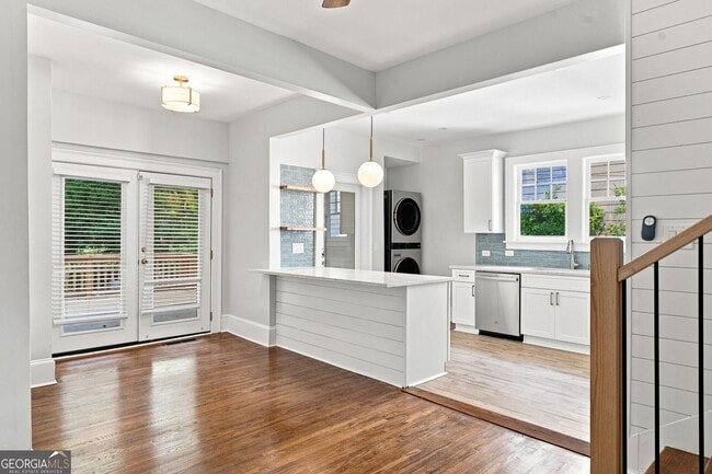 Building Photo - 884 Vedado Way NE
