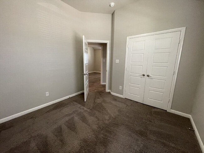 Building Photo - 281 Giddings Trl