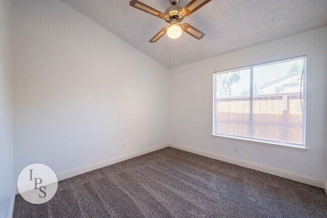 Building Photo - North Fresno Home in CUSD, 3BR/2BA, Beautiful Updates - Lots of Amenities!