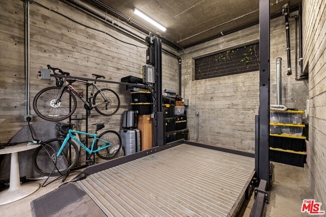 Building Photo - 1035 N Vista St