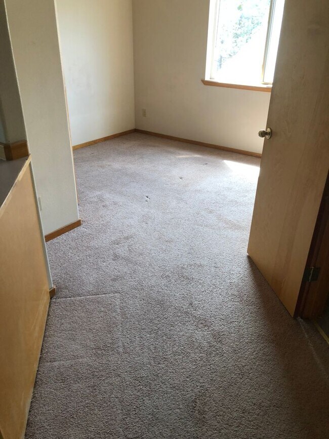 Building Photo - Spacious Studio Unit Located on Quiet NE B...