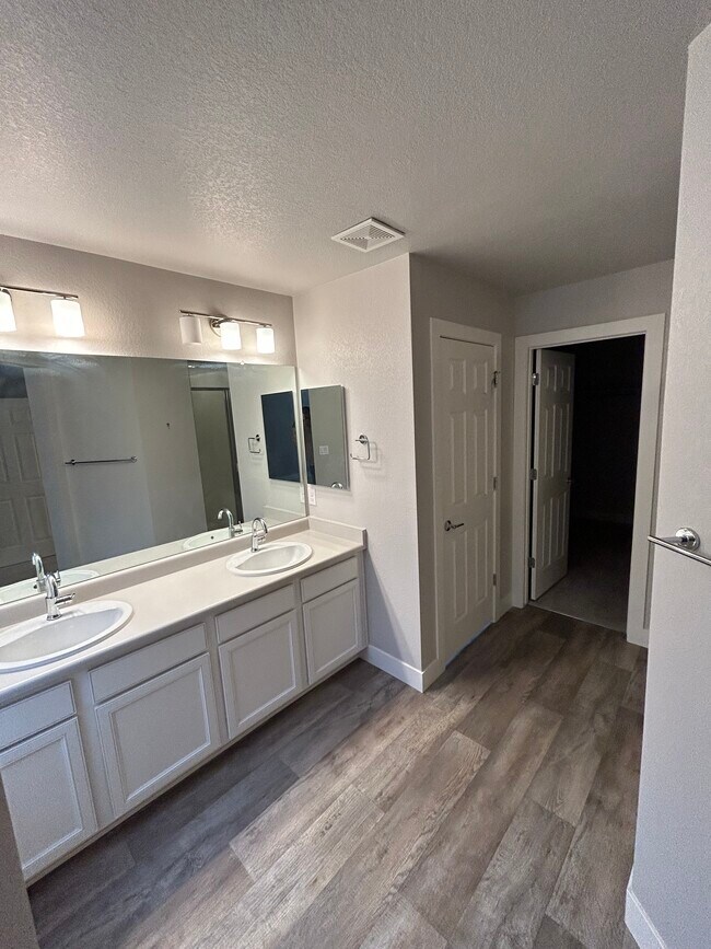 Building Photo - 16138 E Elk Dr