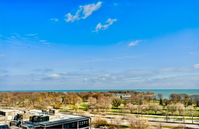 Building Photo - 700 W Bittersweet Pl