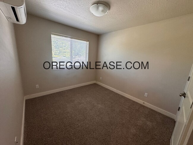 Building Photo - 3 bedroom 2.5 bath townhouse in Cal Young ...