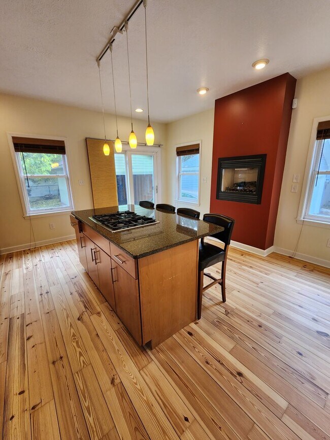 Building Photo - Modern 2 Bedroom Home For Rent