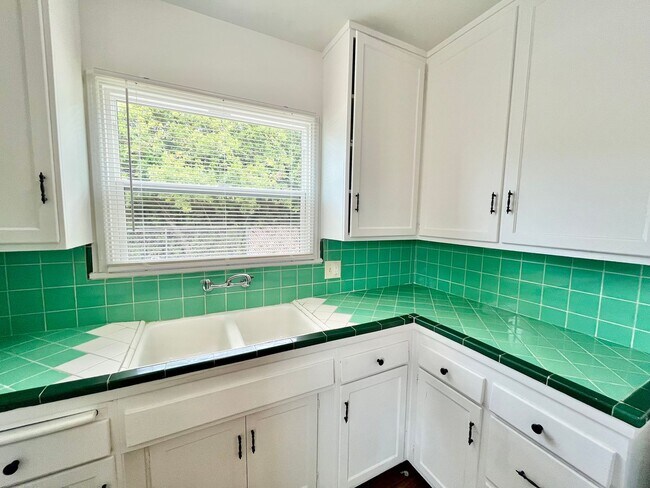 Building Photo - 3BR Home in Fairmount Park - Spacious Yard & Prime Location!