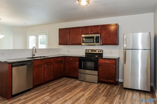 Building Photo - 204 Farmington Dr