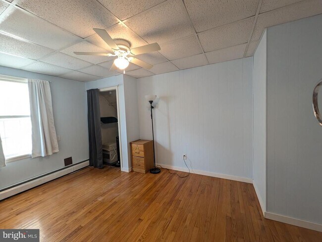 Building Photo - 213 Lincoln Way W