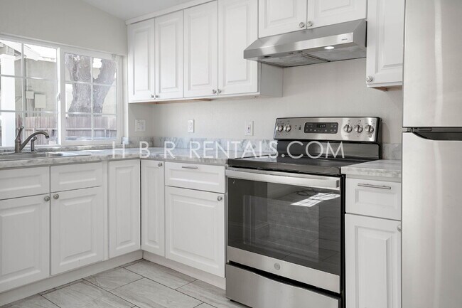 Building Photo - Charming house and Casita - 5-Bedroom Have...