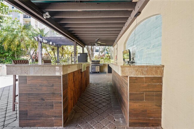 Building Photo - 520 SE 5th Ave