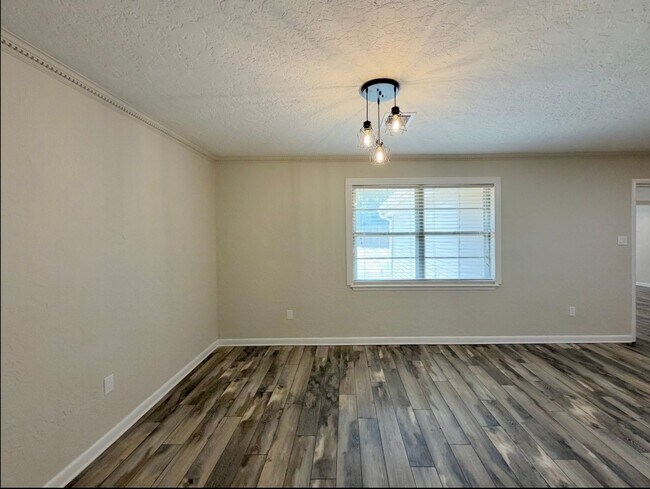 Building Photo - Beautifully Updated