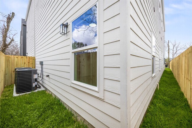 Building Photo - 9709 Pelsey St