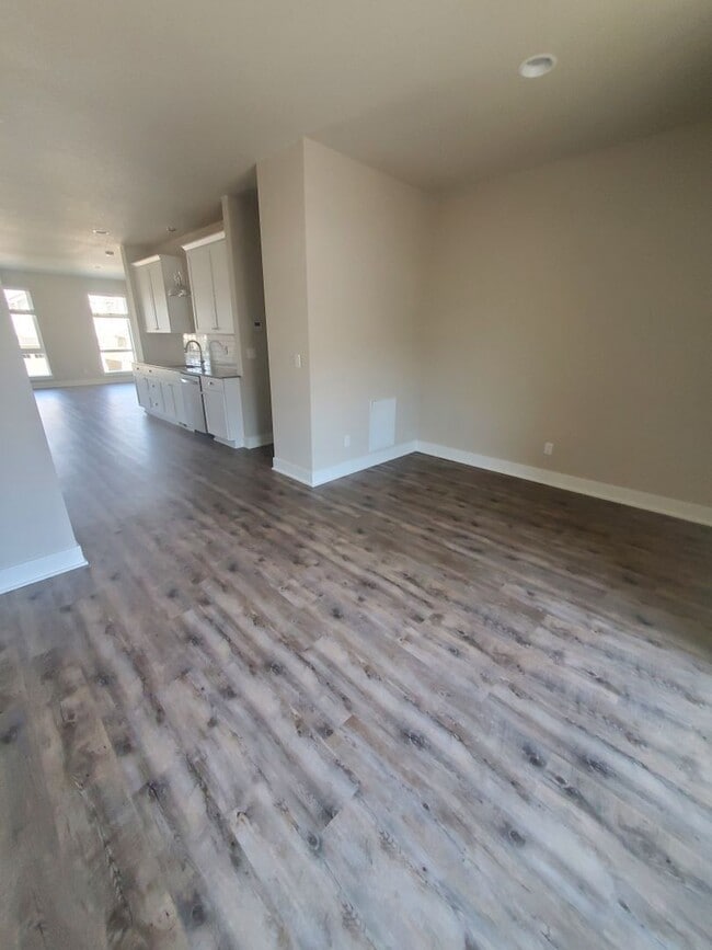 Building Photo - 3 Bedroom 3 Bath Townhouse 1st floor bed/bath