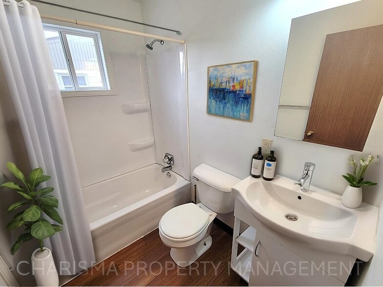 Building Photo - 1106 S Bahnson Ave