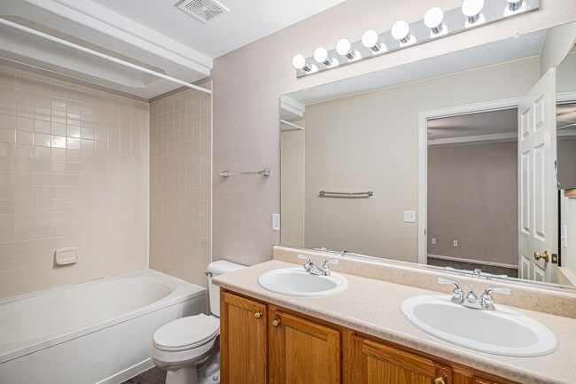 Building Photo - Charming 2-Bedroom Home in Highlands Ranch...