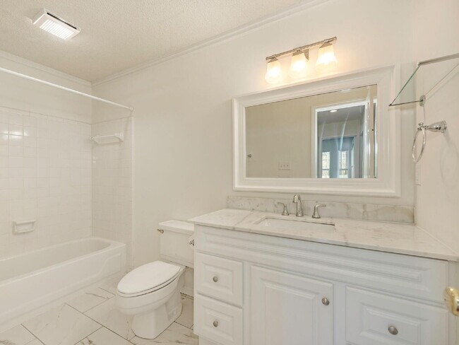 Building Photo - Updated 3 BR unit in the heart of South Park