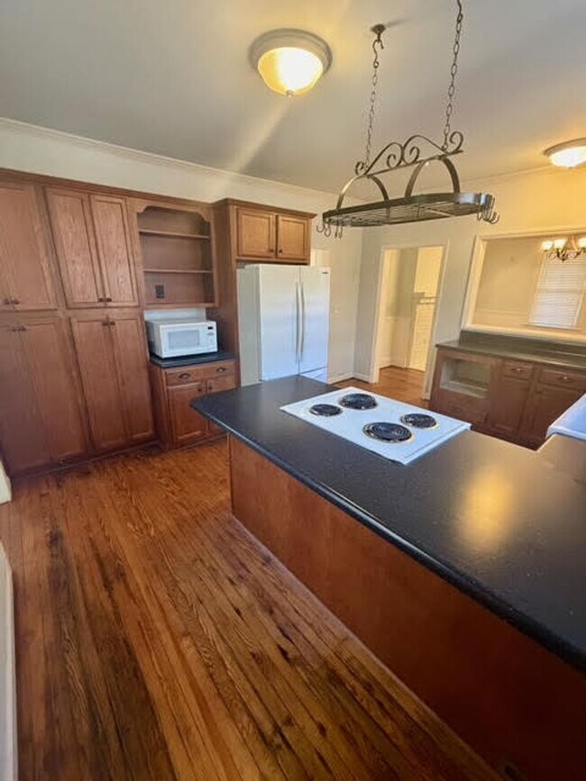 Building Photo - Charming 4BR/2BA House w/ Fenced back yard!