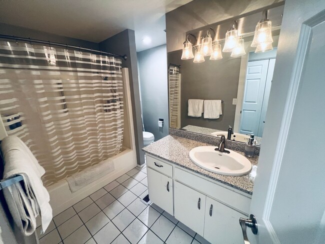 Building Photo - 2 bedroom, 2 bath short term 3-6 month ren...
