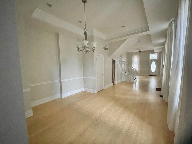 Building Photo - 208 Oak St