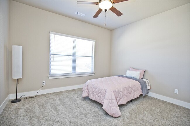 Building Photo - 2629 N Justin Dr