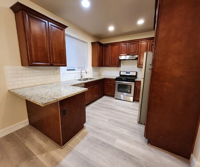 Building Photo - 9270 SE Caruthers St