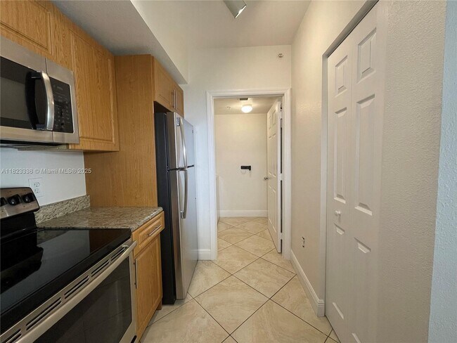 Building Photo - 2586 Centergate Dr