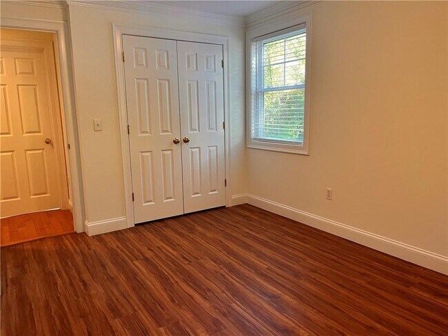 Building Photo - 33 Starr Dr W