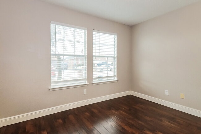 Building Photo - 813 Post Oak Trail